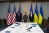 USA's forsvarsminister, Lloyd Austin (tv.), og USA's udenrigsminister, Antony Blinken, flankerer Ukraines præsident, Volodymyr Zelenskyj, under et besøg i Kyiv. Foto: USA's forsvarsministerium/AFP