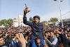 Unge arbejdsløse mænd under en demonstration i Algeriets Ouargla-region, hvor den voksende arbejdsløshed har udløst hidtil uhørte uroligheder. Foto: Nabil Zahani/AP