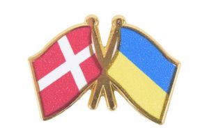 Den lille nål med det danske og det ukrainske flag side om side pryder knaphullet hos mange politikere i denne tid. Og efterspørgslen på nålen med de to flag er større end nogensinde.