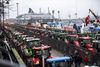 Landmænd i traktoroptog kørte lørdag formiddag til demonstration på Langelinie i København. Demonstrationen er imod »magtmisbrug, manglende respekt for grundloven, demokratisk underskud – og for folkestyret!«. Foto: Nils Meilvang/Ritzau Scanpix