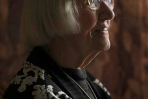 Den 85-årige Aase Jensen er ikke i tvivl: Hvis hjertet stopper med at slå, skal det have lov til det. Hun støtter Ældre Sagens forslag om et kort, hvor man kan afvise genoplivning. Foto: Mathias Svold