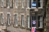 Skotterne har stemt nej til løsrivelse fra Storbritannien, men valgbannere med ”Yes” og ”No” hang fredag stadig i vinduerne i befolkningens lejligheder – her i Edinburgh. Foto: Scott Heppell/AP
