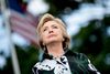 Da Clinton offentliggjorde sin selvangivelse fredag, gentog hun opfordringerne til sin republikanske rival, Donald Trump, om at gøre det samme. Foto: Andrew Harnik/AP