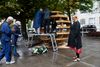 Uden frivillige kræfter ville Aarhus Festuge have det svært. Her taler festugedirektør Rikke Øxner med de »skønne, frivillige pensionister«, der har samlet og beplantet ni byhaver til Rådhuspladsen. »Det er virkelig samarbejde på den skønne, klassiske forstand,« siger hun. Foto: Stine Rasmussen