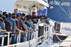 Migranter, der er blevet samlet op af den italienske kystvagt i Middelhavet, ankommer til Italien.