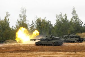 Ukraine ønsker Leopard-kampvogne som disse fra Tyskland, men Forbundsregeringen i Berlin tøver, og det første onsdag til skarpe udfald fra præsident Volodomyr Zelenskyj. Foto: Reuters/Ints Kalnins