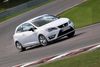 Seat Ibiza Cupra stiller op med nydeligt jakkesæt – men er dog en GTI inde bagved. Her på racerbanen bliver det tydeligt, at Seat har testens mindste motor.