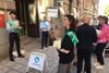 Der er kaffe på kanden og stemmesedler til uddeling. Partiernes aktivister var på plads foran valglokalet ved Rigsdagsbiblioteket i Stockholm, da valgstederne til det svenske valg åbnede klokken 8. Foto: Jette Elbæk Maressa.