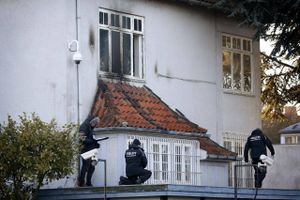  Søndag viste tv billeder af en kurdisk frihedshelt-statue, som blev smadret. Kort efter blev Tyrkiets ambassade i København angrebet.