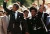 Nelson Mandela lovede magt til folket, da han den 11. februar 1990 blev løsladt efter 27 år i fængsel. Her er han sammen med sin tidligere hustru, Winnie Madikizela-Mandela.