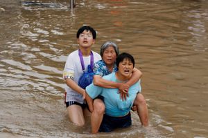 Millionbyen Zhengzhou fik på tre dage, hvad der svarer til et helt års regn. Dramatisk opjustering af dødstal.