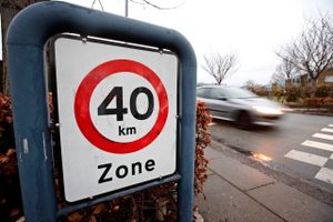 Transportministeren vil give 15 kommuner tilladelse til at sænke farten på små villaveje. Ordningen får kritik af trafikforsker, der kalder den »udemokratisk«.
