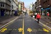 Der er indført en lang række coronatiltag i Wales. Her er det en gågade i Cardiff, der er delt op for at sikre afstand mellem folk. Arkivfoto: Rebecca Naden/Reuters