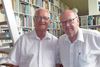Jens-Peter Bonde (t.v.) og Uffe Østergård i Østergårds private bibliotek i Hobro. De har kendt hinanden i årtier og har et personligt, venskabeligt forhold. Foto: Hanne Thomsen