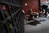 Med soldater som tilskuere lægger en mand blomster til ære for den dræbte korporal Nathan Cirillo. Foto The Canadian Press, Aaron Lynett/AP.