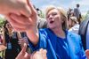 Og så var der tid til håndtryk. Hillary Clinton var mere populistisk end i 2008.