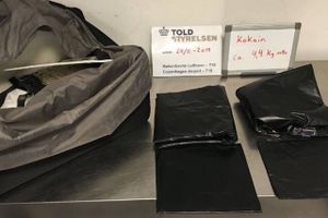 Ved en toldkontrol i Københavns Lufthavn fandt toldere 4,4 kilo kokain. Sagen er nu overgivet til Københavns Politi.