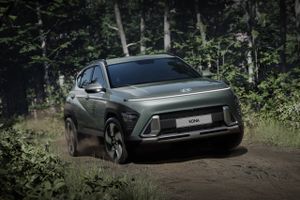 Hyundai viser de første billeder af den nye Kona, der vokser og får et mere selvstændigt design. Den kommer både med eldrift og følges af flere benzinvarianter.