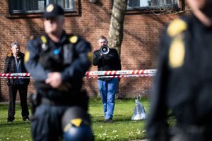 Rasmus Paludan omkranset af betjente under en demonstration og koranafbrænding i Tårnby på Amager tidligere på året. Foto: Anthon Unger