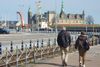 På vej mod Kronborg og kulturhavnen langs havnekajen. Bemærk den gamle, nymalede havnekran (til venstre i billedet), et minde fra værftstiden. Foto: Susanne Foldberg