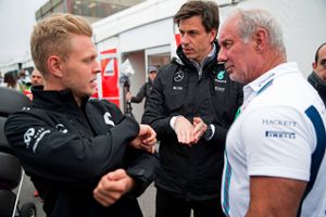 Mercedes' teamchef Toto Wolff i samtale med den danske Formel 1-kører Kevin Magnussen (tv.) Foto: Jan Sommer/Ritzau Scanpix