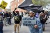 Demonstrationen i Baltimore begyndte fredeligt, men udviklede sig. Seks politifolk kom til skade og 34 blev anholdt.