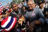 Protestlederen Suthep Thaugsuban (t.h.) møder tilhængere under mandagens demonstration, der blokerede hovedfærdselsårer gennem Bangkoks handelsdistrikt og krævede regeringens afgang. Foto: AP