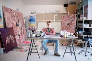 Aarhus-kunstneren Eske Touborg er på trods af sine blot 25 år så etableret i kunstverdenen, at han kan leve et komfortabelt liv af sin passion for formidling og udførelse af graffiti og kunst. Men undervejs har han måttet kæmpe med sine egne, sin families og omverdenens forventninger.