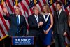 Mike Pence (tv.) ses her under sin udnævnelse som vicepræsidentkandidat. Pence var en af de første støtter af Tea Party-bevægelsen. Foto: Mary Altaffer/AP
