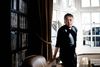 Den 60-årige Kazuo Ishiguro er en af Englands mest anerkendte nulevende forfattere. Han er især berømt for sin underspillede stil, hvor karakterer indirekte afslører sig selv, deres fortrængninger og bevæggrunde. Foto: Charlie Forgham-Bailey/eyevine
