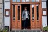 Asger Glock er vokset op på sin mors restaurant Léstragon i Aarhus og glæder sig til, at den igen åbner, så han kan vende tilbage til sit job i køkkenet. Foto: Marie Ravn