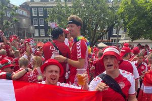 Jacob Mouritsen vil samle 700 danskere inden kampen onsdag. Fodbold kan samle folk som intet andet, mener han. 