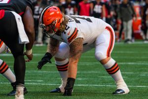Danske Hjalte Froholdt har skrevet en toårig kontrakt med NFL-holdet Arizona Cardinals.