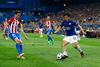 Leicesters Shinji Okazakimi i duel med Atleticos Saul Niguez. Foto: Francisco Seco/AP
