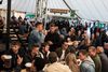 I godt 30 år er Pustervig Torv blevet forvandlet til en festivalplads under festugen. Traditioner bliver holdt i hævd, når arrangørerne holder fast i folkeligheden. Teltet på Pustervig Torv var godt fyldt torsdag eftermiddag i festugen. Som eftermiddagen skred frem, kom der flere og flere mennesker. Foto: Mads Frost