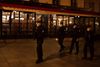 Franske betjente patruljerer i tomme gader efter det natlige udgangsforbud. Foto: Abdulmonam Eassa/AFP