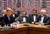 Den amerikanske udenrigsminister John Kerry (t.v.) og Irans udenrigminister Javad Zarif (t.h.).