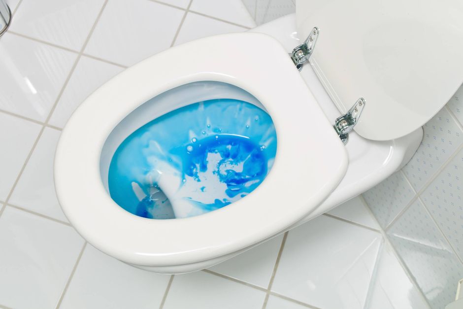 Bakterier op når du at slå låget ned efter toiletbesøg