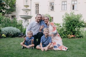 47-årige Finn Hansen fra Ljørslev på Mors har altid haft en drøm om at blive selvstændig. Skæbnen ville, at han fandt kærligheden i Tjekkiet, og her driver han nu to virksomheder, der sælger badeværelsesudstyr – og så har han for nylig erhvervet sig et slot. 