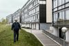Tre af 12 lave blokke i Bispehaven i Aarhus skal rives ned, men først i 2024-2025 bliver der sat navn på hvilke. Det kritiserer Fawze Al-Atwze og andre beboere. Foto: Morten Lau-Nielsen