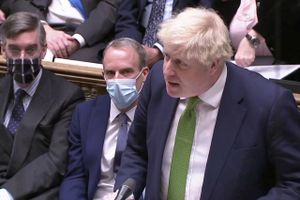 Den britiske premierminister konstaterer, at omikron har toppet i England, og derfor kan restriktioner fjernes.
