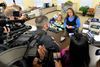 Kim Davis afviser at udstede vielsespapirer, meget tæt fulgt af journalister, fotografer og tv-kamerafolk.