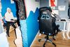 Flere af drengene i UC Gaming-gruppen har været med til at udsmykke rummet og bl.a. malet hajgabet i døråbningen. Foto: Tobias Nicolai