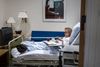 Den 73-årige Ruth Nielsen fra Lemvig blev forleden placeret på en opholdsstue på grund af overbelægning på Regionshospitalet Holstebro. Her fik hun et ”nødkaldeanlæg” i form af en ske og en underkop.
