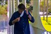 Brasiliens præsident fjernede sin maske under et pressemøde, hvor han oplyste, at han er smittet med covid-19. Foto: TV BRASIL / AFP