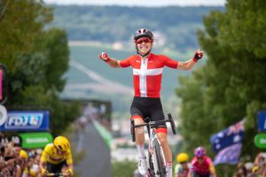 Cecilie Uttrup Ludwig vandt 3. etape af Tour de France 2023 iført sin dannebrogstrikot som forsvarende danmarksmester. Foto: Arne Mill