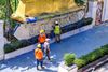 Arbejdere inspicerer skaderne på den overmalede mur ved det thailandske politis hovedkvarter i Bangkok. Foto: Mladen Antonov/Ritzau Scanpix