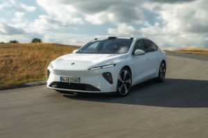 Den er stor som en BMW i7 eller Mercedes EQS, men den er væsentligt billigere. Desværre er der for mange begynderfejl, og det er svært at se, hvem køberne er. 
