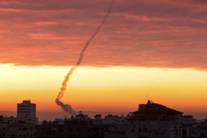 Israel har natten til torsdag udført luftangreb mod Gaza, efter at flere palæstinensere blev dræbt i Nablus.