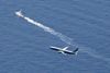 Et amerikansk fly og et skib fra Japans kystvagt ses i færd med eftersøgning af det forsvudne kampfly. Foto: Kyodo/via REUTERS